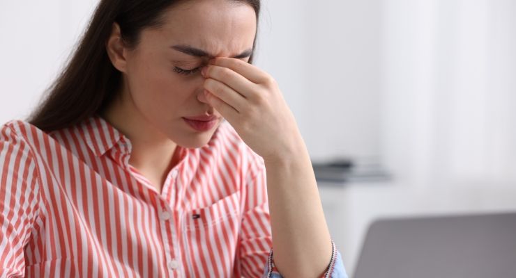 Emicrania: sintomi, cause, cure e rimedi