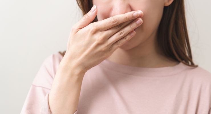 Alitosi: sintomi, cause, cure e rimedi