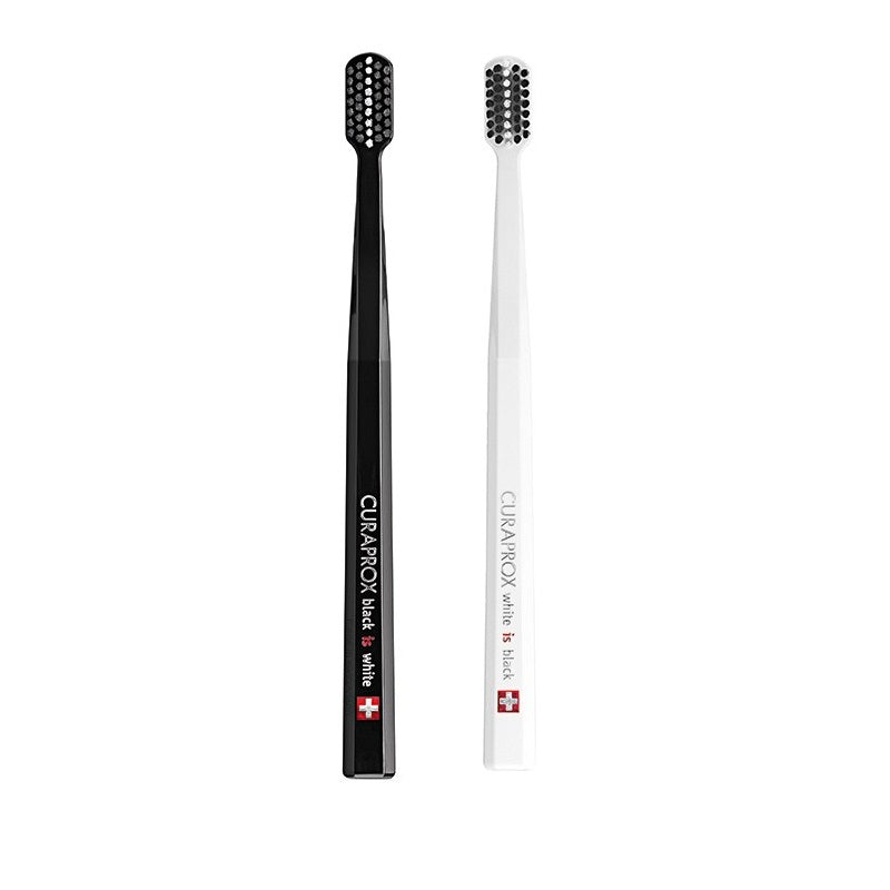Curaprox Black is White Duo Black/White spazzolini da denti 2 pezzi-1