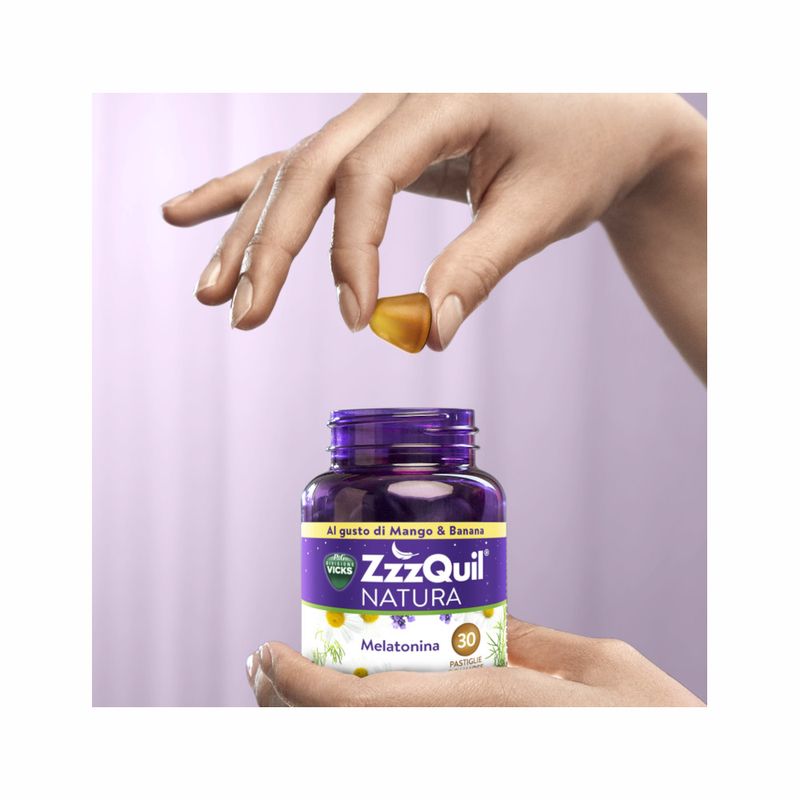 ZzzQuil NATURA Per Dormire 30 Gommose Mango Banana con Melatonina Camomilla Valeriana Lavanda-3